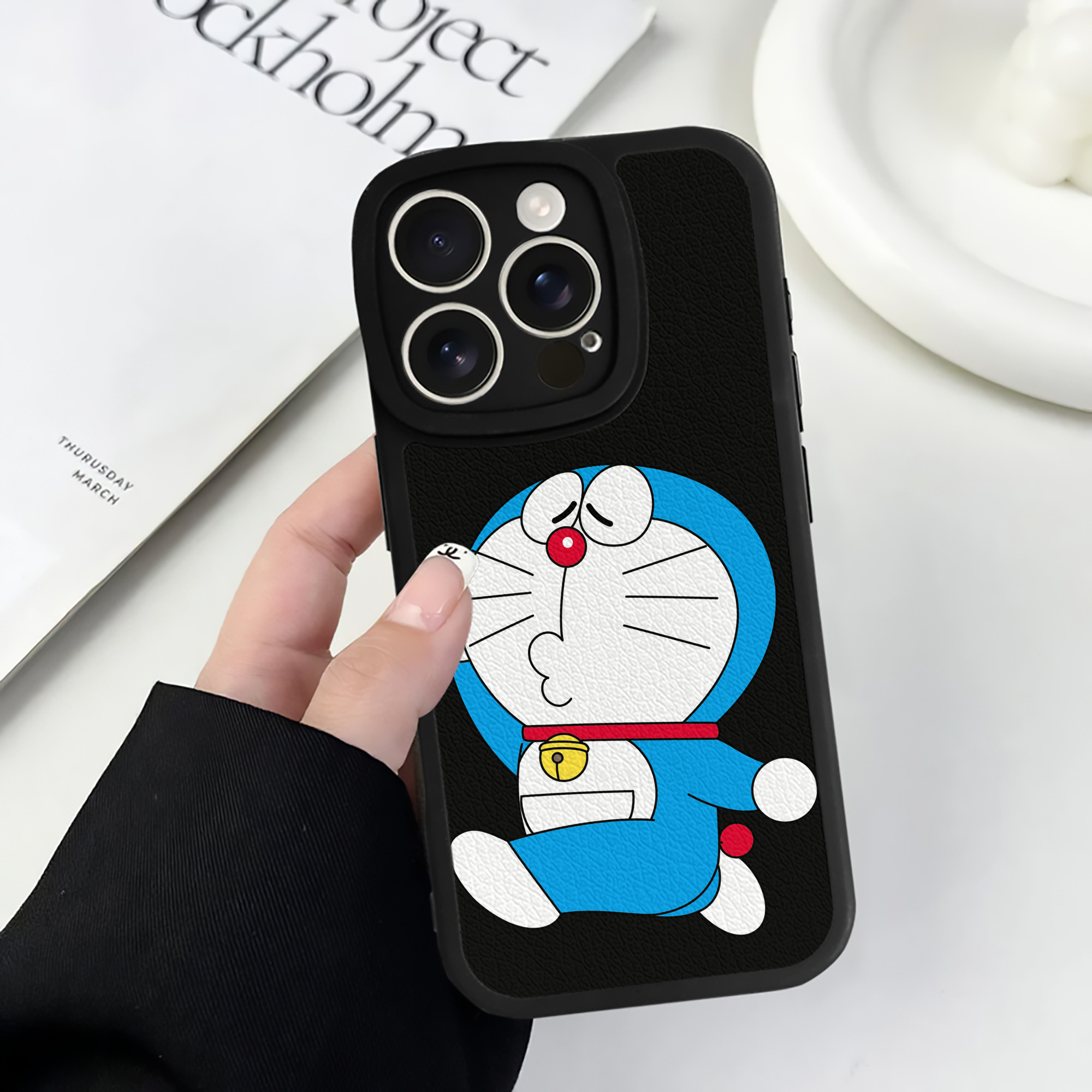 （画像用） ドラえもん Doraemon 【iPhone 16シリーズ対応】シリコンスマホケース（レザー調） 材質：シリコン